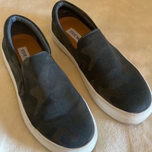 Steve Madden size 7M camo sneaker
